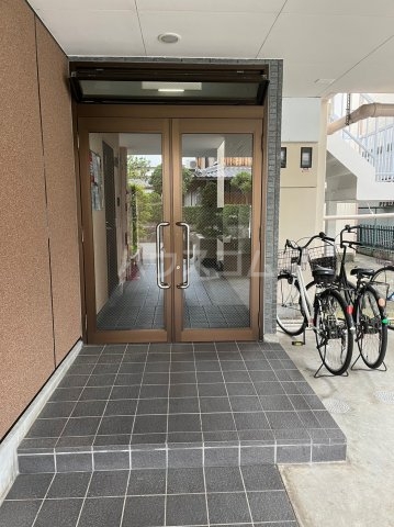 23/29 エントランス