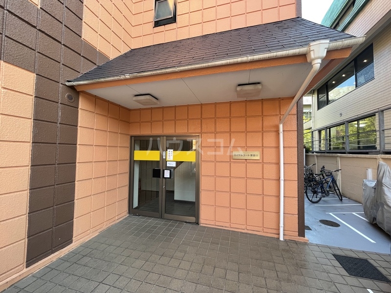 19/30 エントランス