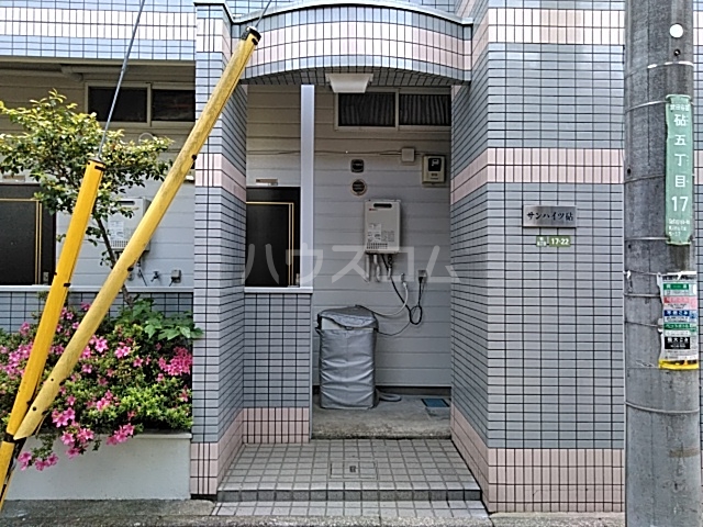 23/30 エントランス