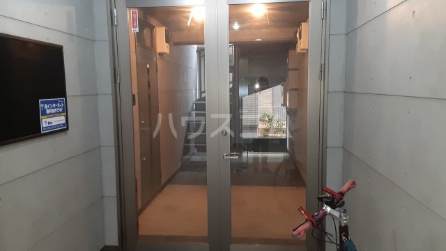 18/27 エントランス