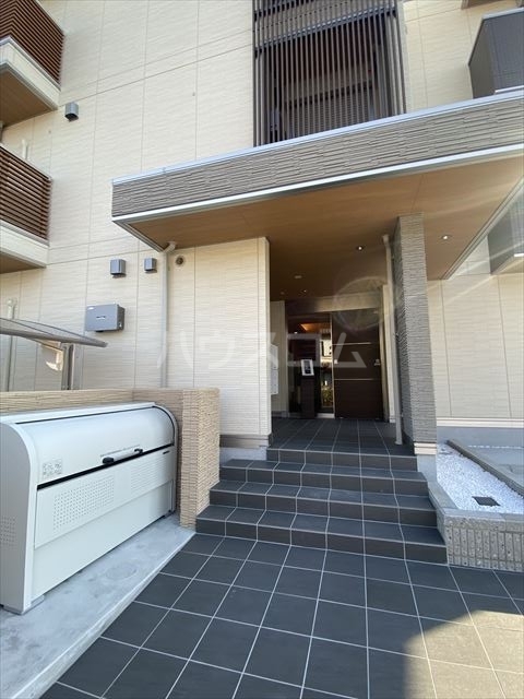 19/26 エントランス