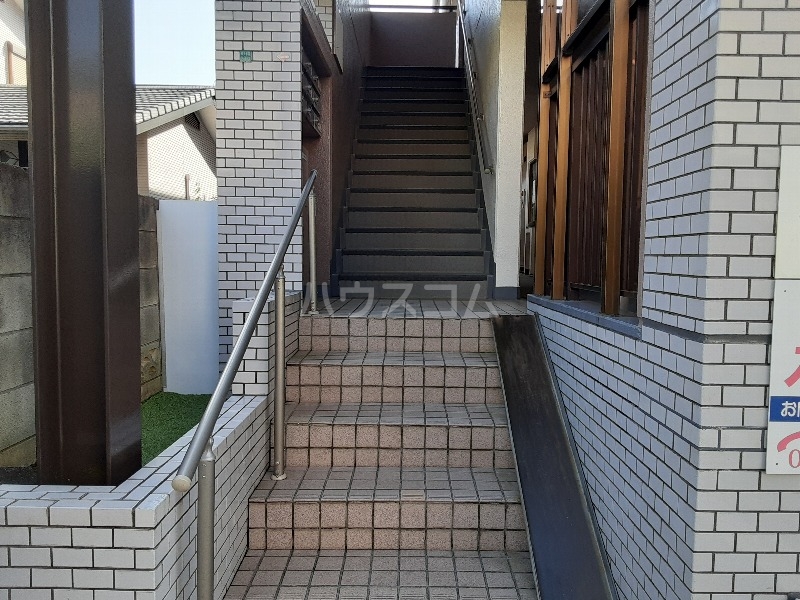 27/30 エントランス