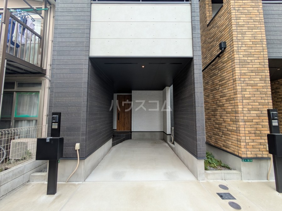 28/30 エントランス