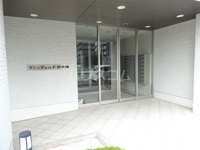 21/30 エントランス