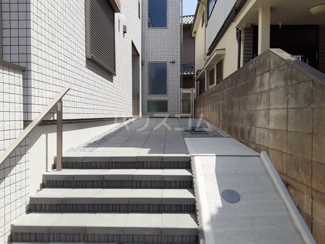 28/30 エントランス