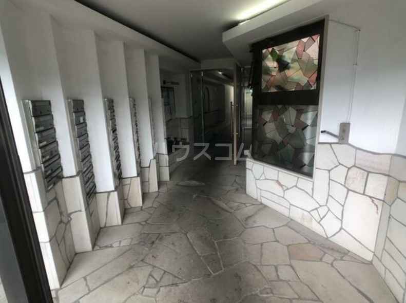 23/28 エントランス