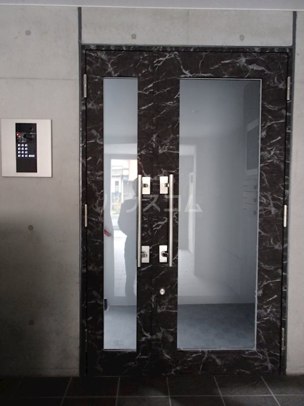 23/28 エントランス