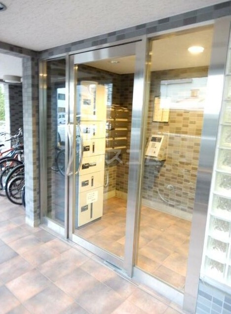 27/30 エントランス