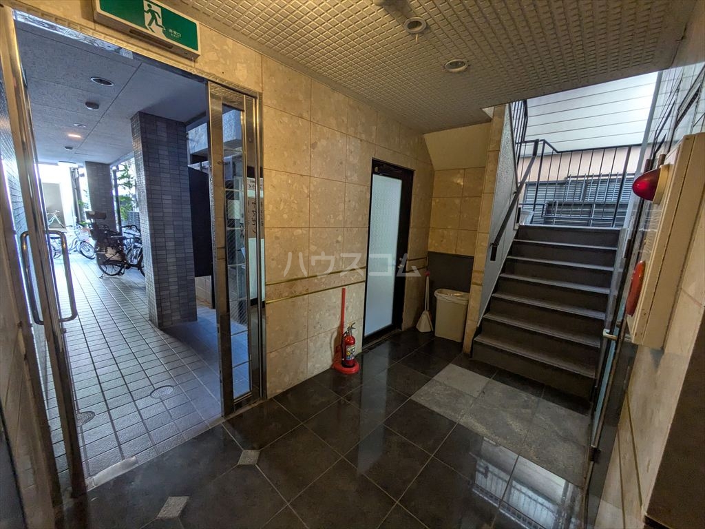 23/30 エントランス