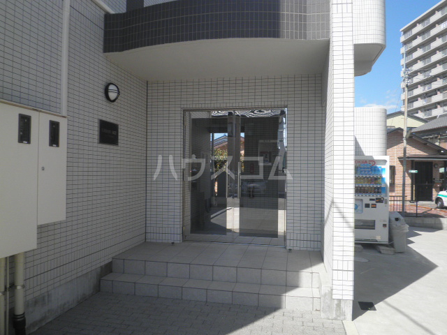 26/28 エントランス