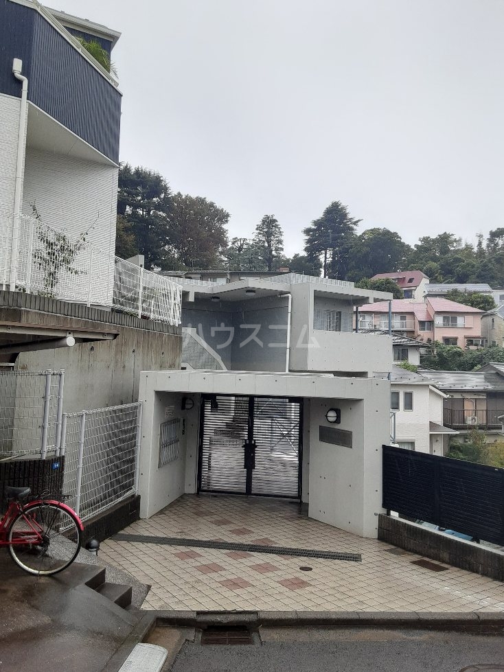 28/30 エントランス