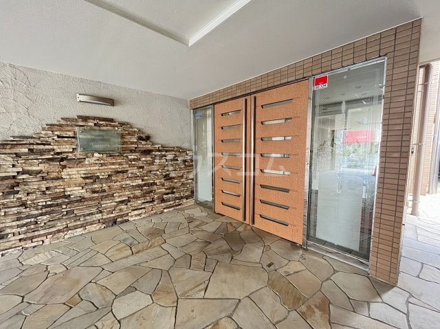 26/30 エントランス