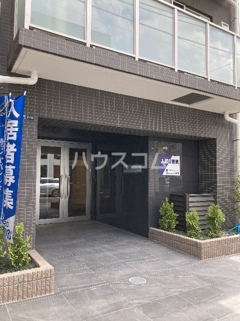 25/26 エントランス