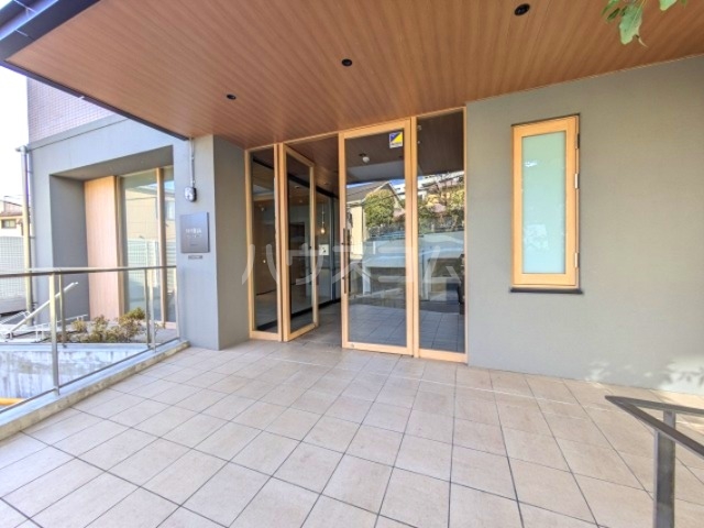 21/30 エントランス