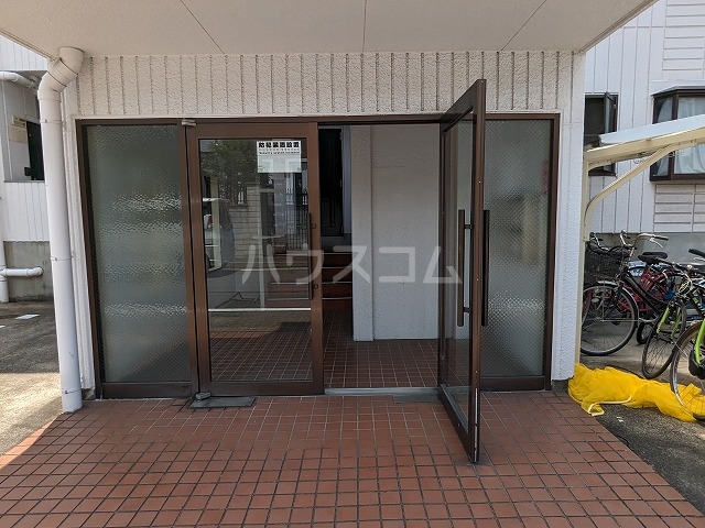 28/30 エントランス