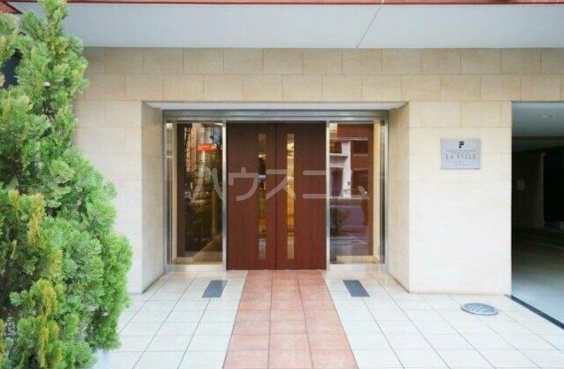 27/30 エントランス