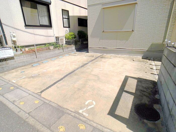 18/27 駐車場
