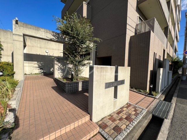 28/30 エントランス