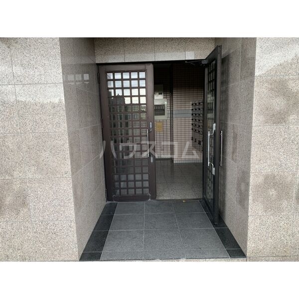 18/26 エントランス