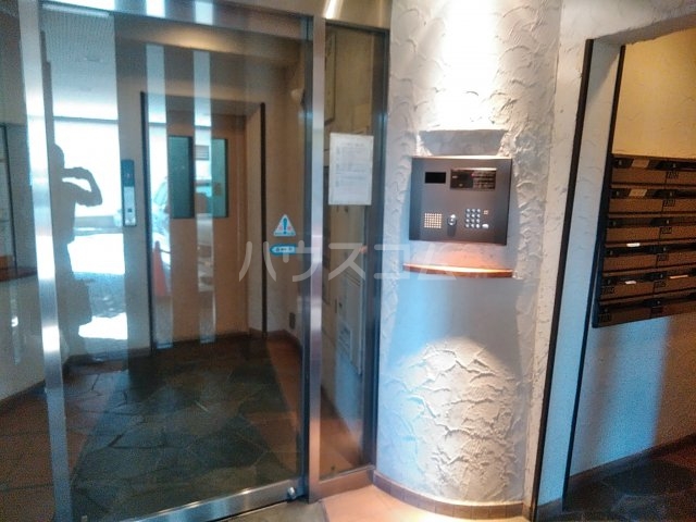 27/30 エントランス