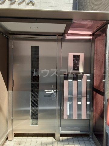 25/30 エントランス