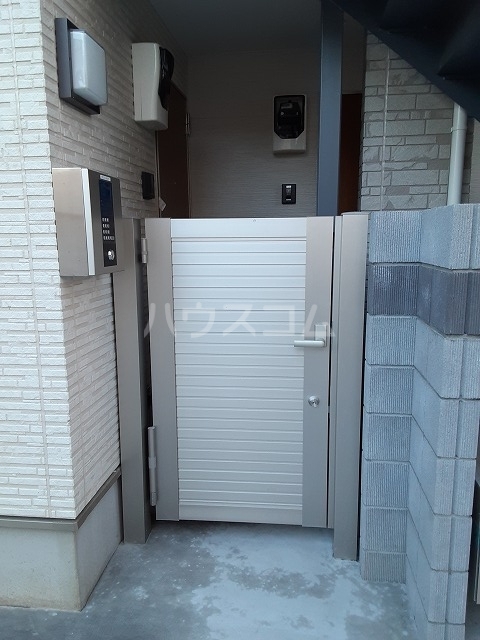 23/30 エントランス