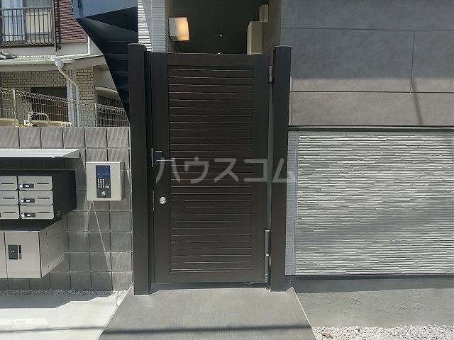 23/30 エントランス