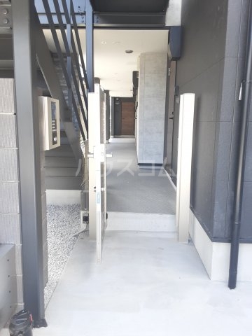 23/30 エントランス