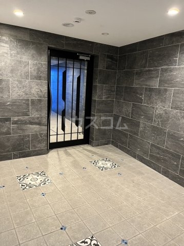 27/30 エントランス