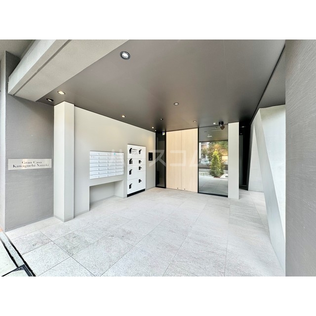 22/26 エントランス