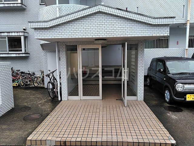 16/20 エントランス