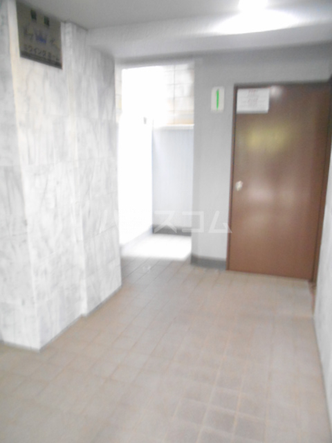 27/30 エントランス