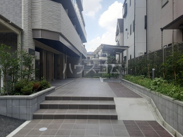 28/30 エントランス