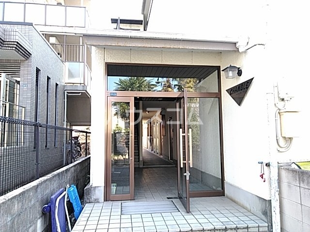 18/27 エントランス