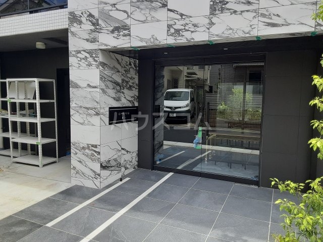 18/19 エントランス