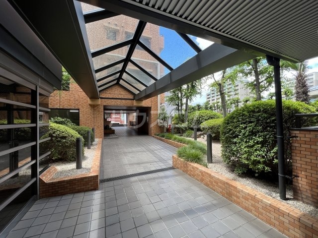 27/30 エントランス