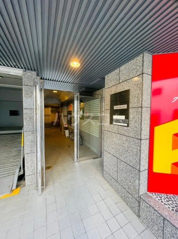 19/27 エントランス