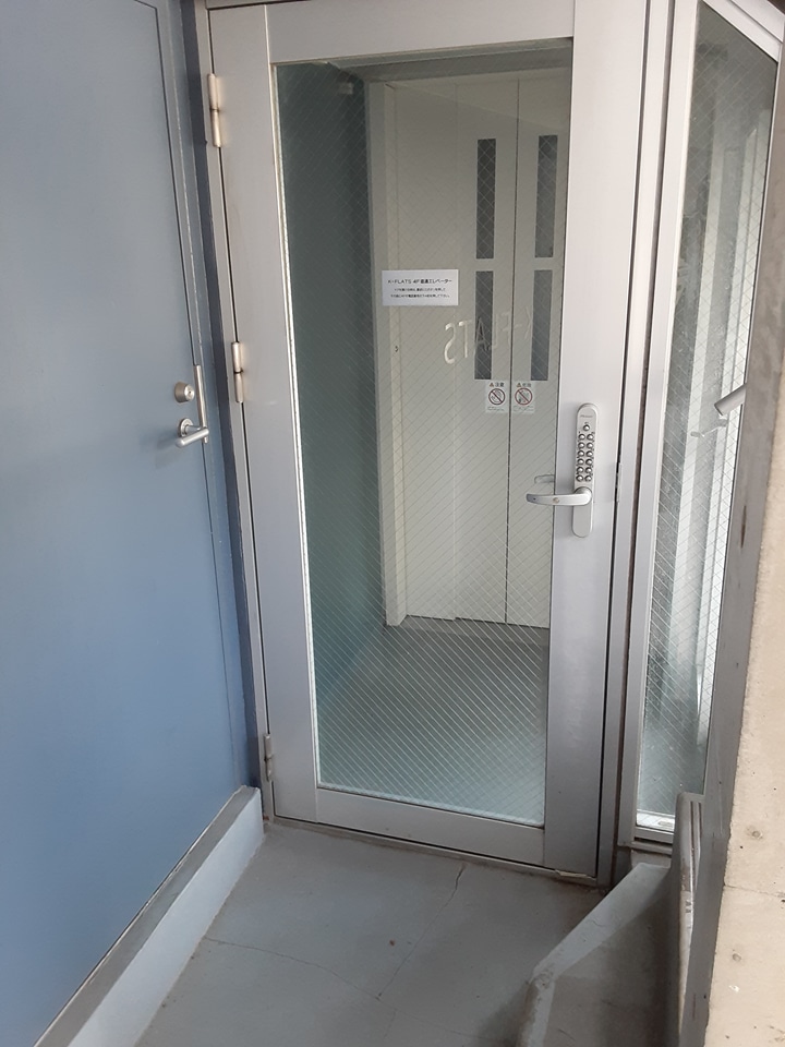 19/27 エントランス