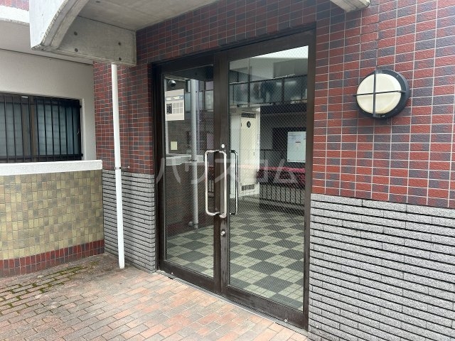 27/30 エントランス