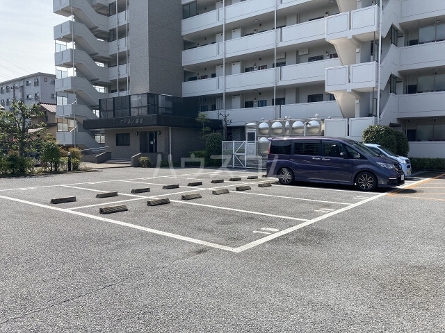 18/28 駐車場