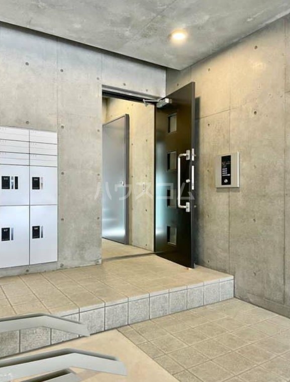 27/30 エントランス