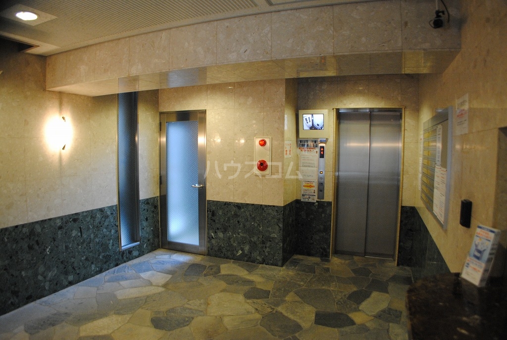 27/30 エントランス