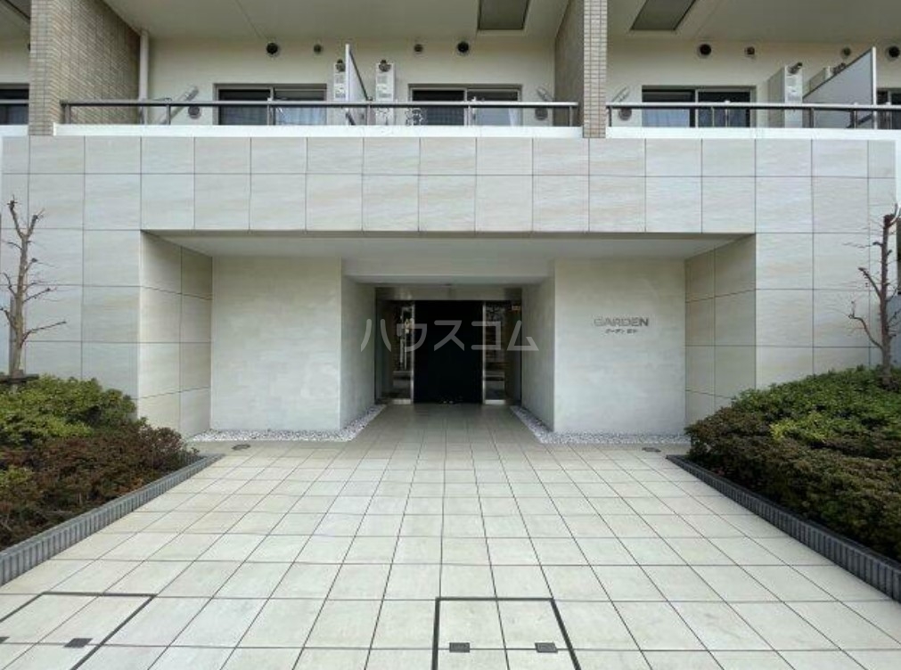 28/30 エントランス