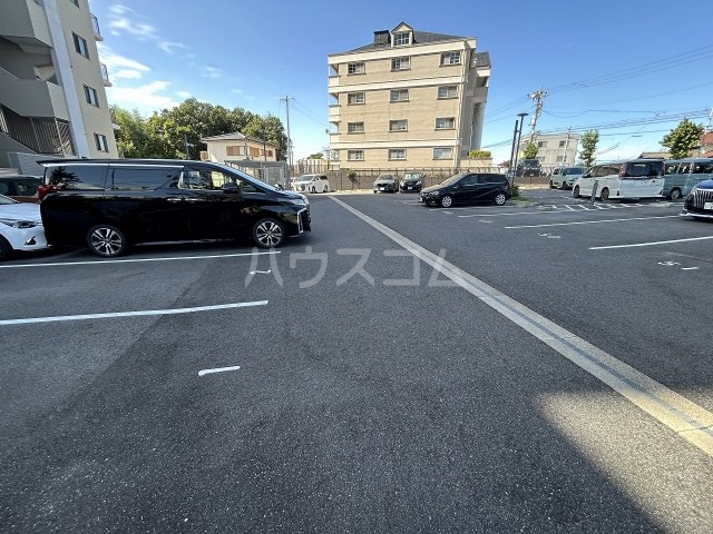 27/30 駐車場