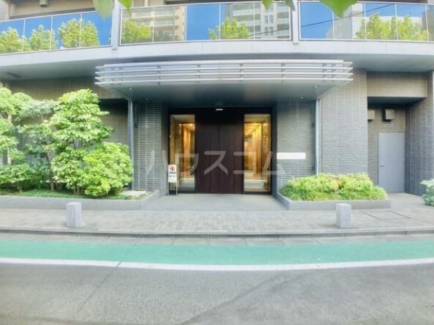 27/30 エントランス