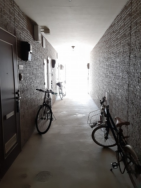 27/30 エントランス