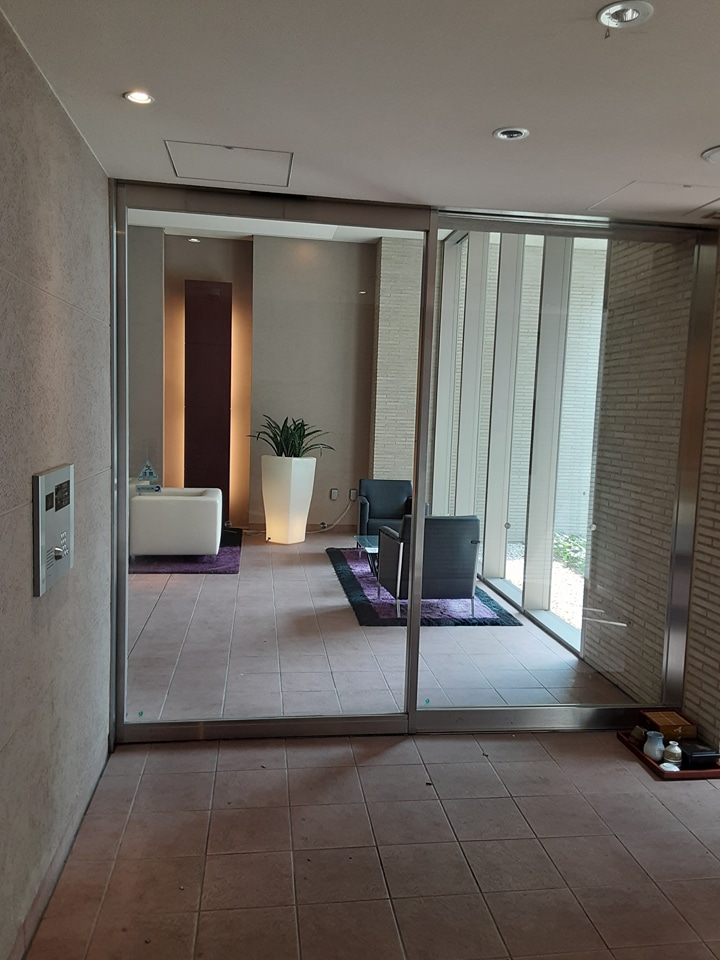 23/30 エントランス