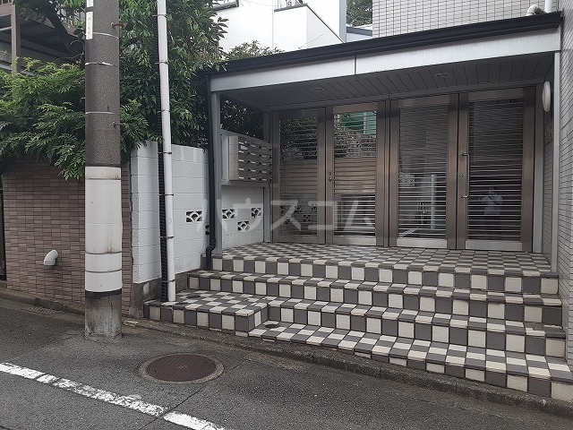 28/30 エントランス