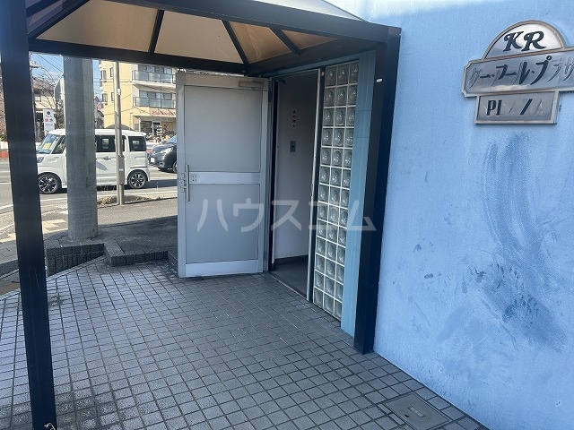 27/30 エントランス