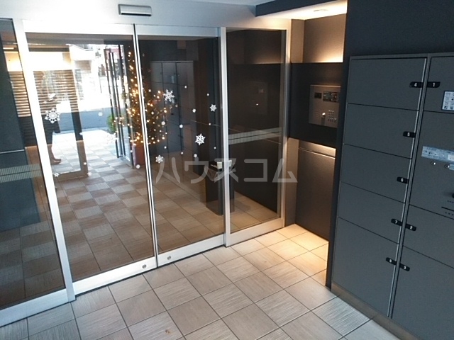 27/28 エントランス